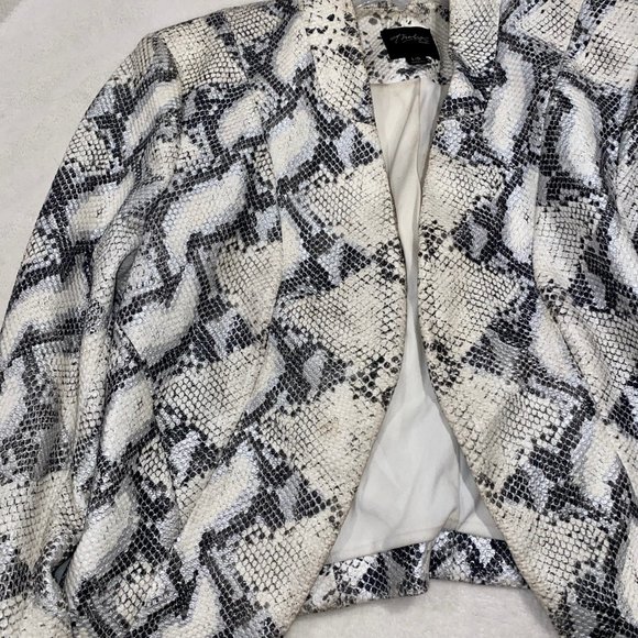 Thalia Sodi White & Gray Metallic Snakeskin Blazer - Picture 7 of 7
